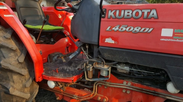 ขายรถไถแทรคเตอร์ คูโบต้า L4508 DIอุปกรณ์ ใบดันหน้า ผาน6เอกสารเมทะเบียนครบ พร้อมใช้งาน เฟืองท้ายดี