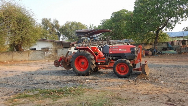 ขายรถไถแทรคเตอร์ คูโบต้า L4508 DIอุปกรณ์ ใบดันหน้า ผาน6เอกสารเมทะเบียนครบ พร้อมใช้งาน เฟืองท้ายดี