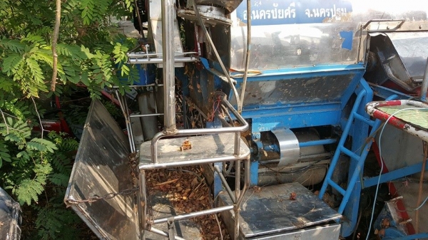 ขายรถเกี่ยวข้าว เครื่องอีซูซุ195เทอร์โบว์ ช่วงล่างแทรคเตอร์ ปั๊มไดกิ้น22 อุ้ม2ตัน ลูเลอร์8ลูก ลงทำงานทุกปี