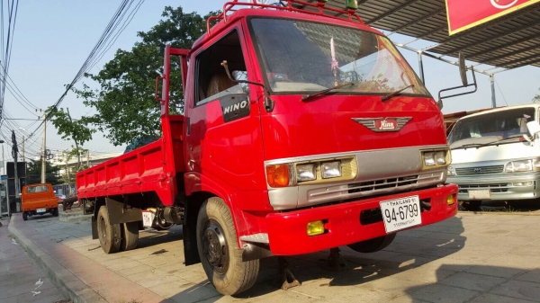 ขายถูกรถบรรทุก6ล้อเครื่องฟิตใหม่บรรทุกใด้เยอะมีเล่มทะเบียนสนใจสอบถามใด้