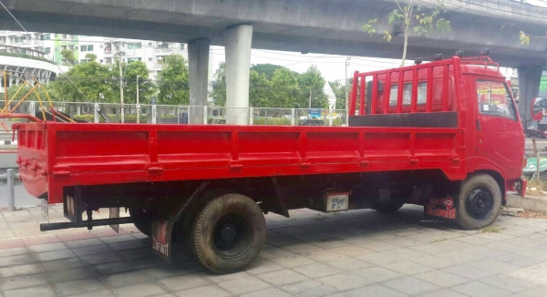 ขายถูกรถบรรทุก6ล้อเครื่องฟิตใหม่บรรทุกใด้เยอะมีเล่มทะเบียนสนใจสอบถามใด้