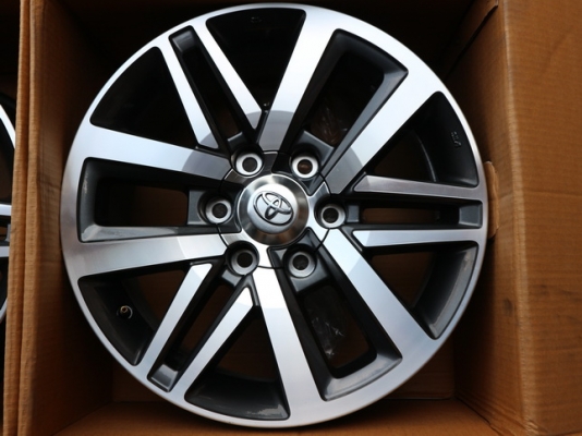 ล้อแม็ก all new Fortuner 2016 ล้อแท้ศูนย์ ครบชุด 4 ล้อ 13000 สภาพสวยๆไม่มีรอยขีดข่วนพร้อมน็อตล้อ