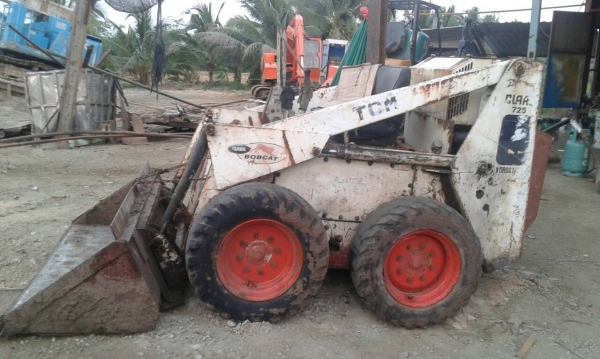 รถตักล้อยาง TCM BOBCAT  รุ่น 725 เครื่องยนต์ KUBOTA V1500 4  สูบ  28 แรงม้า  เก่านอก ใช้งานปกติ ราคา 95,000 บาท