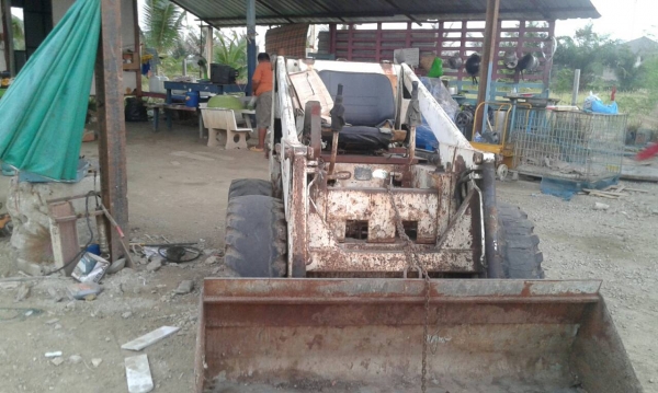 รถตักล้อยาง TCM BOBCAT  รุ่น 725 เครื่องยนต์ KUBOTA V1500 4  สูบ  28 แรงม้า  เก่านอก ใช้งานปกติ ราคา 95,000 บาท