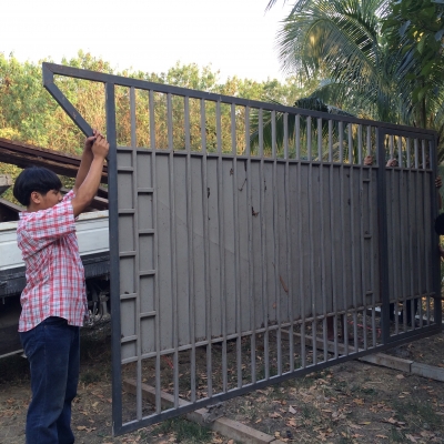 ขายบานประตูเหล็ก ยาว 3.60 ม. สูง 2.00 ม. ติดต่อ 092 294 7404 ครับ