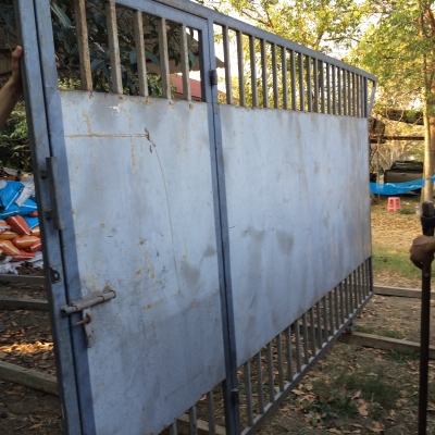 ขายบานประตูเหล็ก ยาว 3.60 ม. สูง 2.00 ม. ติดต่อ 092 294 7404 ครับ