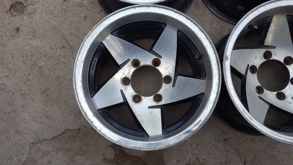 ขายล้อแม็กนอกลายดาว5ก้าน ขอบ15 4 วง ราคา 6,200 บาท