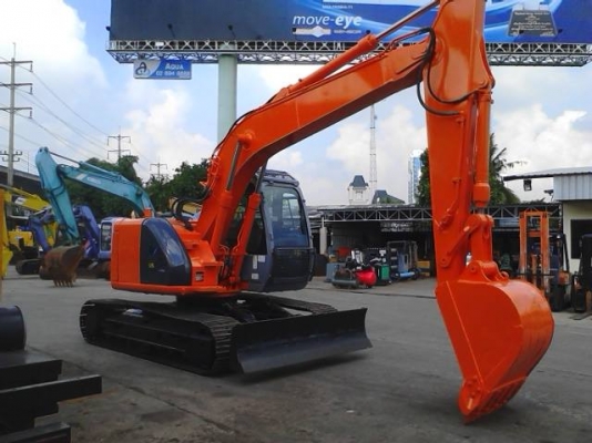 HITACHI รุ่น ZX 135 US  มีลายกระแทก