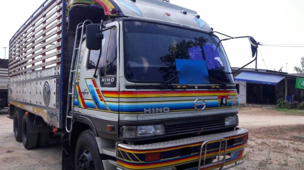 รถฮีโน่ 10 ล้อ หลังถนน ( ไม่ดั้ม )  FL3H  195 แรงม้า. ปี 36.    สนใจติดต่อ  081 - 6079515