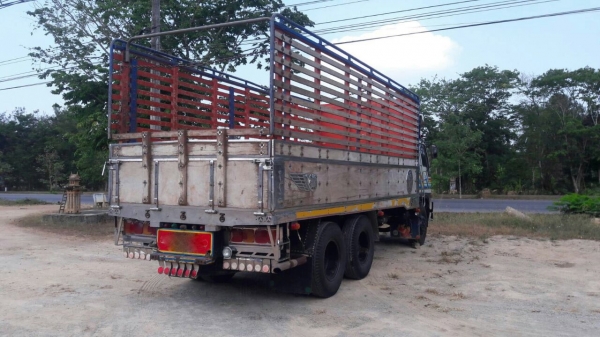 รถฮีโน่ 10 ล้อ หลังถนน ( ไม่ดั้ม )  FL3H  195 แรงม้า. ปี 36.    สนใจติดต่อ  081 - 6079515