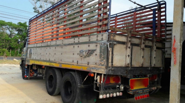 รถฮีโน่ 10 ล้อ หลังถนน ( ไม่ดั้ม )  FL3H  195 แรงม้า. ปี 36.    สนใจติดต่อ  081 - 6079515