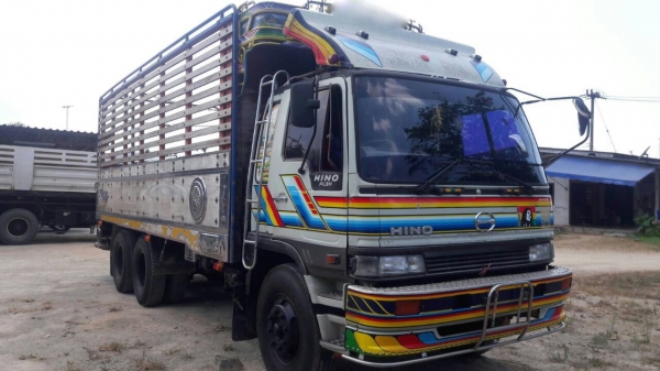 รถฮีโน่ 10 ล้อ หลังถนน ( ไม่ดั้ม )  FL3H  195 แรงม้า. ปี 36.    สนใจติดต่อ  081 - 6079515