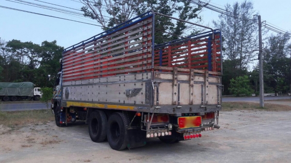 รถฮีโน่ 10 ล้อ หลังถนน ( ไม่ดั้ม )  FL3H  195 แรงม้า. ปี 36.    สนใจติดต่อ  081 - 6079515