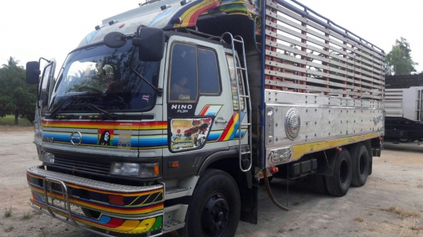 รถฮีโน่ 10 ล้อ หลังถนน ( ไม่ดั้ม )  FL3H  195 แรงม้า. ปี 36.    สนใจติดต่อ  081 - 6079515