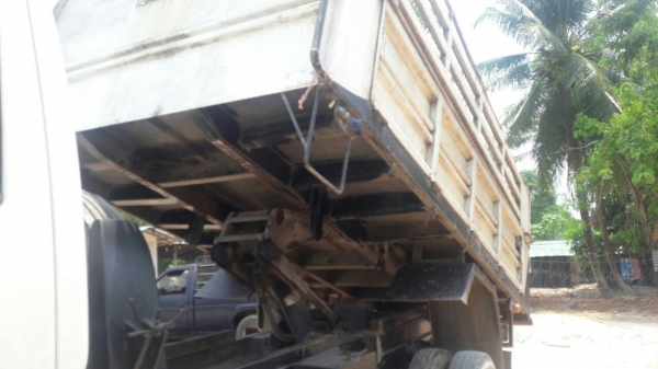 รถอีซูซุ 6 ล้อดั้ม NQR 150 แรงม้า. ปี 50.    สนใจติดต่อ  081 - 6079515