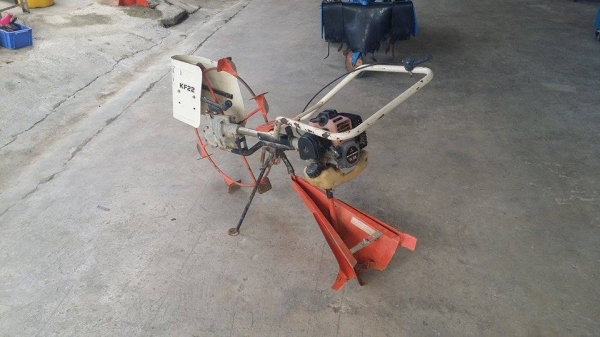 นำเข้าจากญี่ปุ่น เครื่องแหวกร่องกล้าในนาเดินตาม  MITSUBISHI รุ่น KF22(2) เก่าญี่ปุน  สภาพดี  เครื่องพร้อมใช้งาน เครื่องยนต์ติดง่าย เหมาะแหวกร่องนา หรือดินแปลงผัก สวนขนาดกลาง-เล็ก ประหยัดน้ำมัน เคลื่อนย้ายง่าย       สนใจโทร  034-206505(แฟ็กซ์), 092-8252287