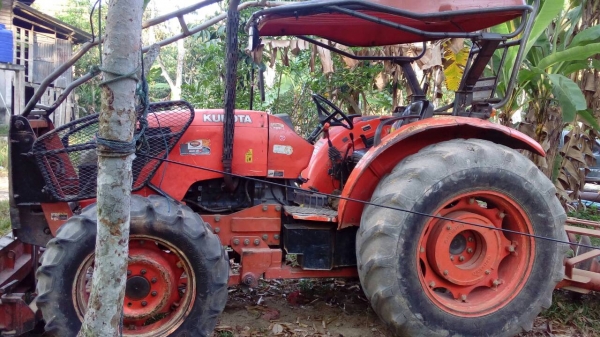 รถไถคูโบต้า รุ่น8540 ราคา 480,000บาทมีใบมีดันหน้า สนใจติดต่อสุขุมตรัง0872836792