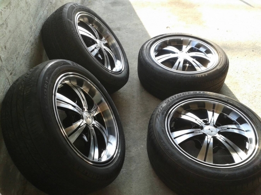 ล้แม็ก17นิ้ว6รู พร้อมยาง สวยๆ 4 ล้อ ราคา 7900 บาท