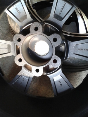 ล้แม็ก17นิ้ว6รู พร้อมยาง สวยๆ 4 ล้อ ราคา 7900 บาท