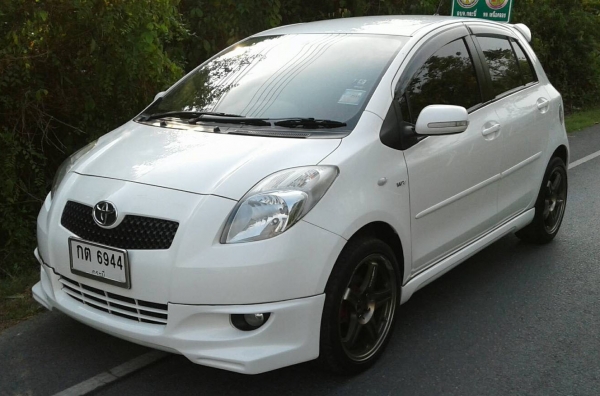 TOYOTA Yaris  ตัวTOP เกียร์ออโต้   ปี50