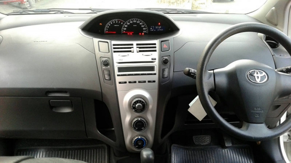 TOYOTA Yaris  ตัวTOP เกียร์ออโต้   ปี50