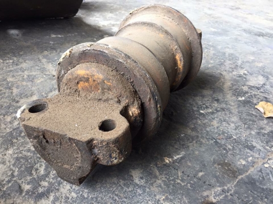 โรลเลอร์รถขุด sumitomo2650 เก่าญี่ปุ่น ราคา 2,000 บาท โรลเลอร์รถขุด sumitomo2650 เก่าญี่ปุ่น ราคา 2,000 บาท