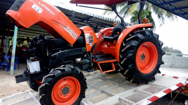 KUBOTA  L 4708 SP (4WD)  2 เพลา   สภาพใหม่สวยๆ   ชั่วโมงใช้   งานน้อย  สีเดิมทั้งคัน  พร้อมผาน24X6 และผาน22X4