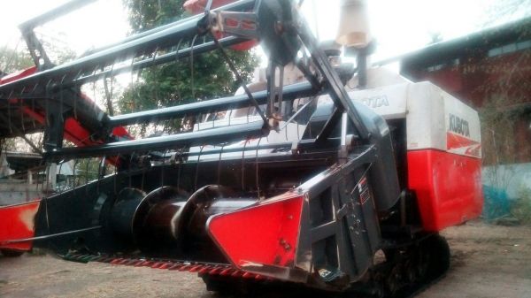 ขายรถเกี่ยวข้าวคูโบต้า  DC 70 g   ปี 56  สภาพสวย  ราคา  535,000  รถพร้อมใช้