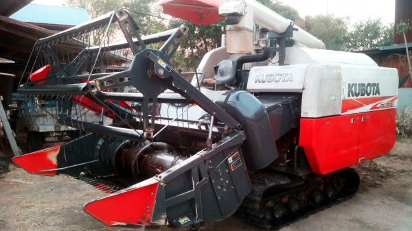 ขายรถเกี่ยวข้าวคูโบต้า  DC 70 g   ปี 56  สภาพสวย  ราคา  535,000  รถพร้อมใช้