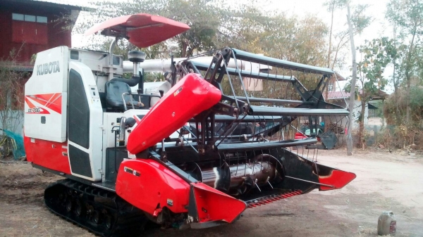 ขายรถเกี่ยวข้าวคูโบต้า  DC 70 g   ปี 56  สภาพสวย  ราคา  535,000  รถพร้อมใช้