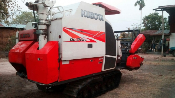 ขายรถเกี่ยวข้าวคูโบต้า  DC 70 g   ปี 56  สภาพสวย  ราคา  535,000  รถพร้อมใช้