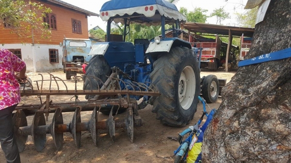 ขายรถไถแทรคเตอร์ ford รุ่นt3 เอกสารใบอินวอยซ์ อุปกรณ์ผานหลัง7 CMTใบดันหน้า สภาพพร้อมทำงานทุกวัน พ.เพาเวอร์