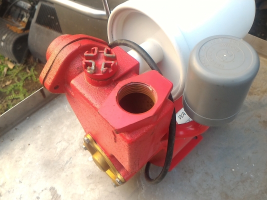 ปั๊มน้ำอัตโนมัติ ขนาด 1/2 แรงม้า ทางเข้า 1 นิ้ว ทางออกประมาณ 1 นิ้ว  เสียงเงียบมาก