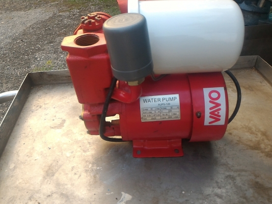 ปั๊มน้ำอัตโนมัติ ขนาด 1/2 แรงม้า ทางเข้า 1 นิ้ว ทางออกประมาณ 1 นิ้ว  เสียงเงียบมาก