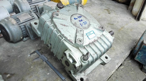 วอร์มเกียร์ทดแนวคว่ำ KIMPO เบอร์ 120 ทด 1:10 ใช้กับมอเตอร์ 7.5 HP. สภาพสดใหม่หมุนนิ่มพร้อมใช้มาเทสก่อนได้ครับ.