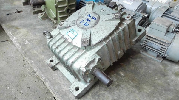 วอร์มเกียร์ทดแนวคว่ำ KIMPO เบอร์ 120 ทด 1:10 ใช้กับมอเตอร์ 7.5 HP. สภาพสดใหม่หมุนนิ่มพร้อมใช้มาเทสก่อนได้ครับ.