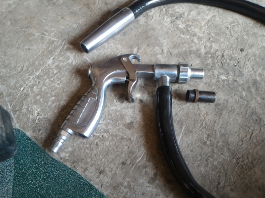 ชุดปืนพ่นทรายทำความสะอาดผิวชิ้นงาน แค่ต่อลมเข้าใช้งานดูทรายหรือผงเหล็กพ่นได้เลย มีหัวพุ่นให้สองอันไว้เปลี่ยนได้  จัดส่งให้ฟรีทั่วประเทศ