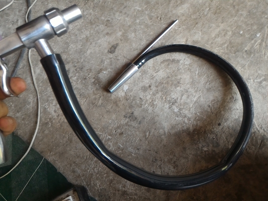 ชุดปืนพ่นทรายทำความสะอาดผิวชิ้นงาน แค่ต่อลมเข้าใช้งานดูทรายหรือผงเหล็กพ่นได้เลย มีหัวพุ่นให้สองอันไว้เปลี่ยนได้  จัดส่งให้ฟรีทั่วประเทศ