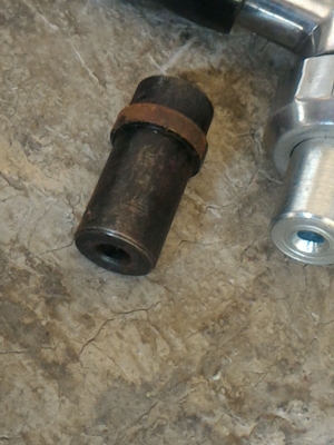 ชุดปืนพ่นทรายทำความสะอาดผิวชิ้นงาน แค่ต่อลมเข้าใช้งานดูทรายหรือผงเหล็กพ่นได้เลย มีหัวพุ่นให้สองอันไว้เปลี่ยนได้  จัดส่งให้ฟรีทั่วประเทศ