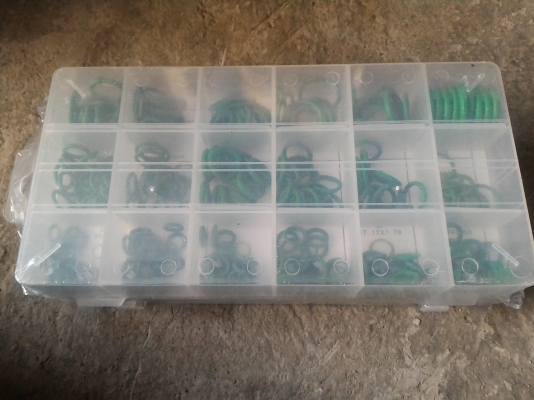 ชุดยางโอริ่งใช้งานเอนกประสงค์  ยี่ห้อ OSAKA จากญี่ปุ่น เป็นชนิดสีเขียว มีจำนวน 270 ชิ้น มีครบทุกขนาด มีขนาดให้เลือกใช้ตามต้องการ มีกล่องพลาสติกแข็งเก็บเป็นช่องๆ