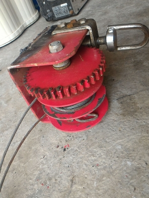 ชุดเพื่องทดแบบตัวหนอนหมุนด้วยมืออัตราทด 1 : 40 หมุนดึงสายสลิงเพื่อยกของ (เหลือแค่ 5 ตัว)