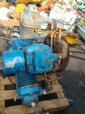 หัวปั๊มลมใหญ่มาก ยี่ห้อ Ingersoll Rand ( USA.) แบบลูกสูบ ขนาดใหญ่แบบ 3 สูบ  ตัวพูลเลย์ติดมาพร้อม ใช้มอเตอร์ขับ 20 - 30  แรงม้าขับ