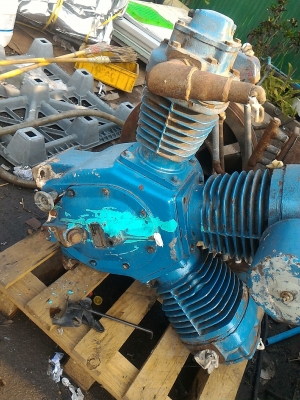 หัวปั๊มลมใหญ่มาก ยี่ห้อ Ingersoll Rand ( USA.) แบบลูกสูบ ขนาดใหญ่แบบ 3 สูบ  ตัวพูลเลย์ติดมาพร้อม ใช้มอเตอร์ขับ 20 - 30  แรงม้าขับ