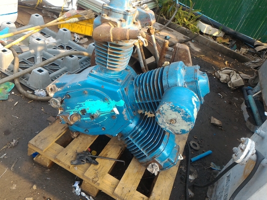 หัวปั๊มลมใหญ่มาก ยี่ห้อ Ingersoll Rand ( USA.) แบบลูกสูบ ขนาดใหญ่แบบ 3 สูบ  ตัวพูลเลย์ติดมาพร้อม ใช้มอเตอร์ขับ 20 - 30  แรงม้าขับ