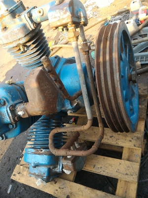 หัวปั๊มลมใหญ่มาก ยี่ห้อ Ingersoll Rand ( USA.) แบบลูกสูบ ขนาดใหญ่แบบ 3 สูบ  ตัวพูลเลย์ติดมาพร้อม ใช้มอเตอร์ขับ 20 - 30  แรงม้าขับ