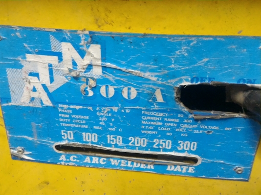 เครื่องเชื่อมโลหะ ขนาด 300 A. แบบคอยล์ทองแดง ยี่ห้อ ATM พร้อมใช้งานหนักๆสบายทนมาก ใช้ไฟ 220 V. ด้านหลังมีพัดลมระบายอากาศด้วย