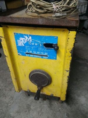 เครื่องเชื่อมโลหะ ขนาด 300 A. แบบคอยล์ทองแดง ยี่ห้อ ATM พร้อมใช้งานหนักๆสบายทนมาก ใช้ไฟ 220 V. ด้านหลังมีพัดลมระบายอากาศด้วย