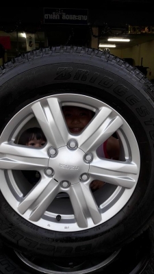 ขายล้อแม็ก Mu-x 17" ยางปี15  สนใจติดต่อ ตาเล็ก ล้อและยาง 081-3747940