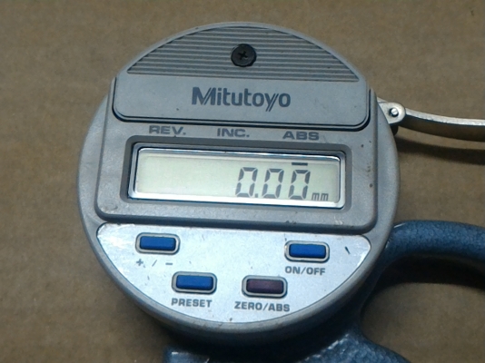 เครื่องวัดความหนาระบบดิจิตอลยี่ห้อ Mtiutoyo จากญี่ปุ่น ช่วงของการวัดอยู่ที่ 0.01 - 12 มม. วัดชิ้นงานได้ไว โครงสร้างแข็งแรง