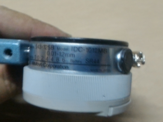 เครื่องวัดความหนาระบบดิจิตอลยี่ห้อ Mtiutoyo จากญี่ปุ่น ช่วงของการวัดอยู่ที่ 0.01 - 12 มม. วัดชิ้นงานได้ไว โครงสร้างแข็งแรง